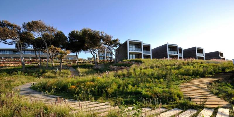 Beach rooms are set in clusters, close to the main hotel. Beach rooms are set in clusters, close to the main hotel.