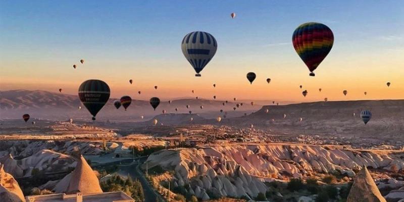 Ballooning over Cappadoccia© Visit Turkey  